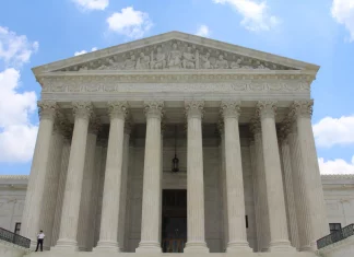 Justice Roberts Flags Financial Conflicts of Interest in Federal Judiciary Year-End Report U.S. Supreme Court Building
