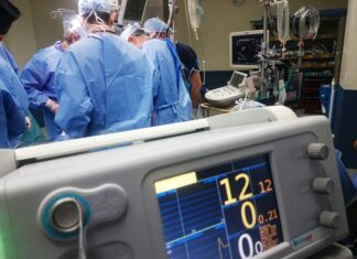 A Bipartisan Effort to Expand Batching of Out-of-Network Claims Falls One Vote Short in State Senate Committee Surgeons operate on an out of sight patient.